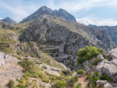Sa Calobra, Mallorca 'ya giden Serpentine yolu, engebeli dağların arasında kıvrılan yol yılanları, birkaç yürüyüşçünün manzaranın tadını çıkardığı Mayorka yolu.