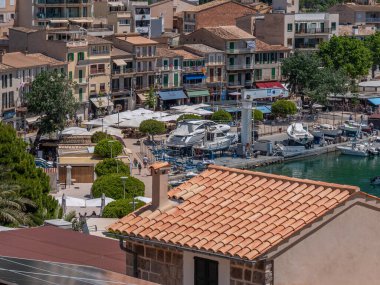 Port de Alcudia, Mallorca, teknelerle dolu hareketli bir marinası ve manzaraya bakan terasotta çatılı bir binası olan güzel bir sahil kasabası, Majorca