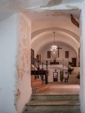 Santuari de Sant Salvador, Mallorca 'da duvarlarında avize, haç ve dini sanat eserleri bulunan, eski beyaz duvarları ve kırsal bir ambiyansı olan Majorca adlı bir merdiven bulunur.