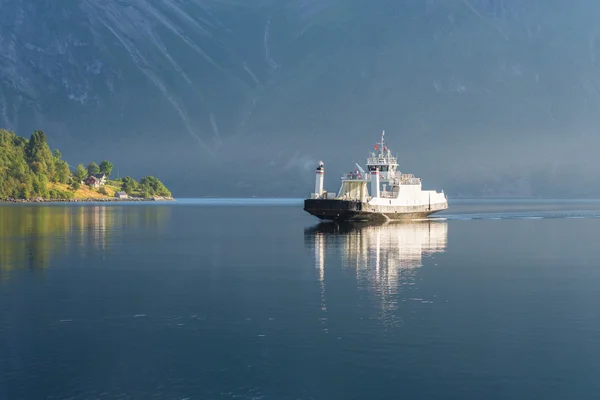 Traghetti sul fiordo, Norvegia — Foto Stock