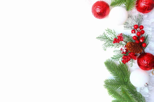 Рождественская Тема Белом Фоне Рождественским Балом Соснами — стоковое фото