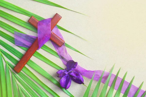 Vintage Holzkreuz Auf Lila Stoffband Mit Grünem Palmblatt Und Getrockneten — Stockfoto