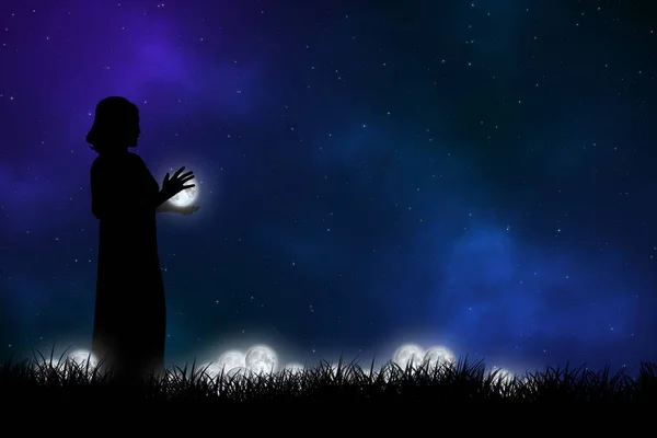Gece ay tarlasında bir kadın mehtabı elinde tutuyor.