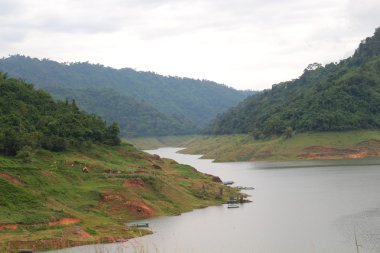 Khun Dan Prakan Chon Barajı içinde su