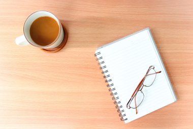 Kahve ve bir kitap gözlüklü