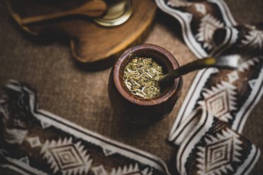 Tipik Arjantinli çift çuval bezi üzerinde kovboy muhafızlarının detaylarıyla. Geleneksel Arjantin içeceği.