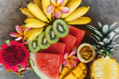Tahta tabakta tropik meyve çeşitleri. Taş arkaplan.