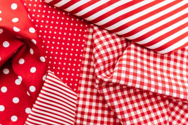 Kırmızı ve beyaz renklerde doğal bir kumaşın arkaplanı