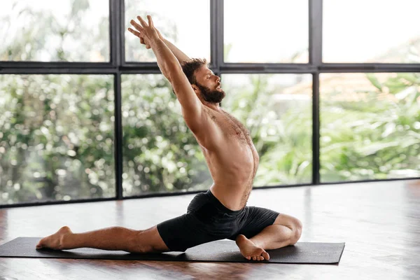 Yoga män träning i studio framför ett fönster — Stockfoto