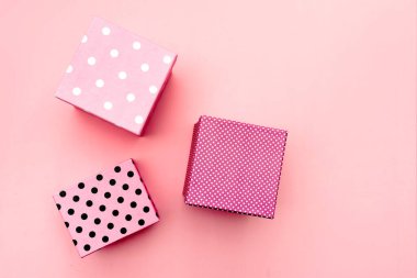 Pembe arka planda hediye kutuları.