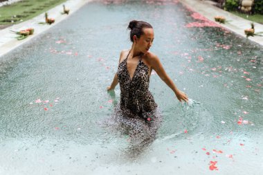 Bali 'de bilardoda mutlu güzel bir kadın