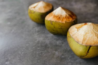 Genç hindistan cevizi, taş zeminde meyve suyu içmek için lezzetlidir.