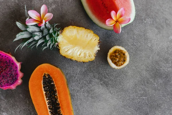 Frische gesunde tropische Früchte, Melone, Ananas, Mango, Drachenfrucht. — Stockfoto