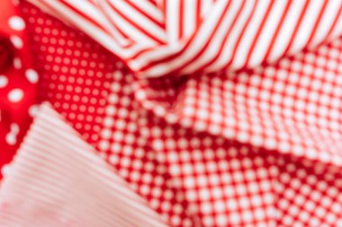 Kırmızı ve beyaz renkli doğal bir kumaştan bulanık arkaplan