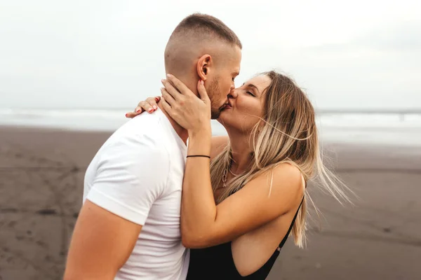 Al aire libre de sonriente joven pareja caminando en la playa. —  Fotos de Stock