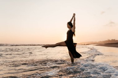 Gülümse özgürlük ve mutluluk Kumsaldaki Çinli kadın.