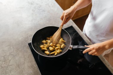 Kafkasyalı kadın çiklet göğüsler hazırlıyor.