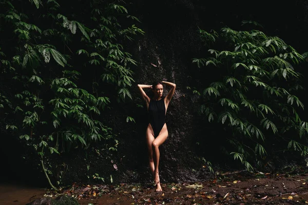 Mujer joven atractiva entre las plantas tropicales. —  Fotos de Stock