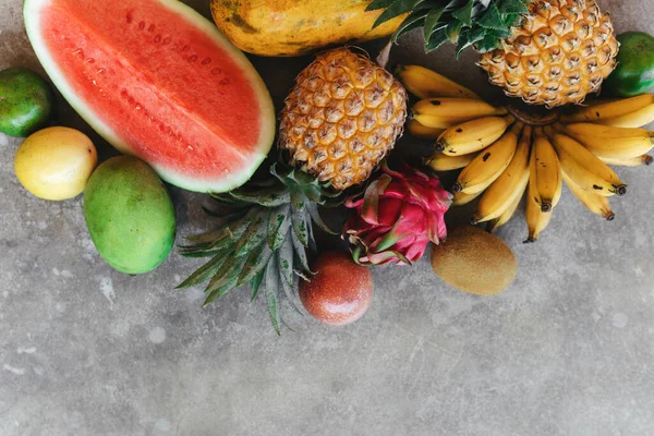 Frische gesunde tropische Früchte, Melone, Ananas, Mango, Bananen, Drachenfrüchte. — Stockfoto