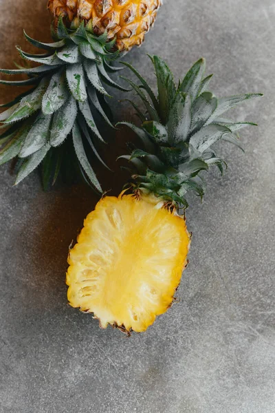 Ananas sur une table en pierre. Fruits tropicaux. — Photo