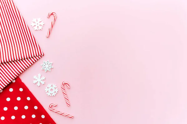 Різдвяна композиція. Різдвяні подарунки, гілки сосни, іграшки на рожевому фоні . — стокове фото