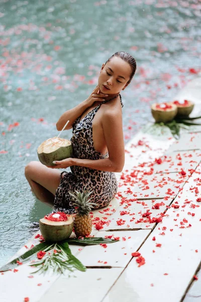 Glückliche Frau entspannt im Schwimmbad — Stockfoto