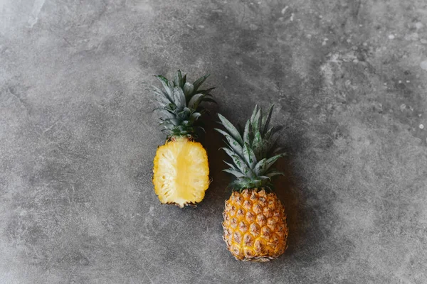 Ananas sur une table en pierre. Fruits tropicaux. — Photo