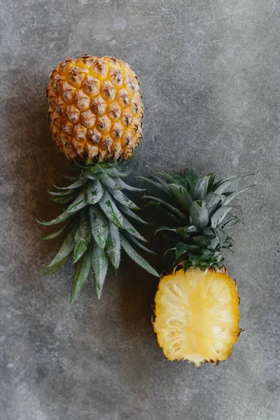 Ananas sur une table en pierre. Fruits tropicaux. — Photo