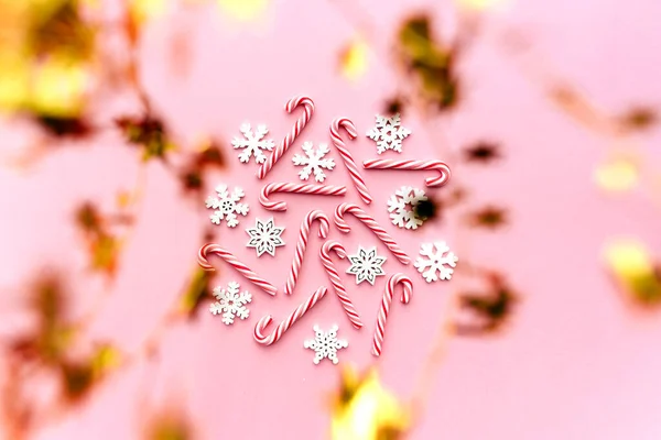 Вид зверху на різдвяні цукерки на пастельному рожевому фоні . — стокове фото