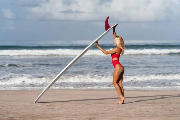 Surf kvinna med långt blont hår gå till havet. — Stockfoto