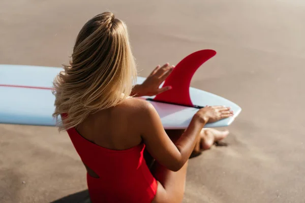 Surf kvinna med långt blont hår gå till havet. — Stockfoto
