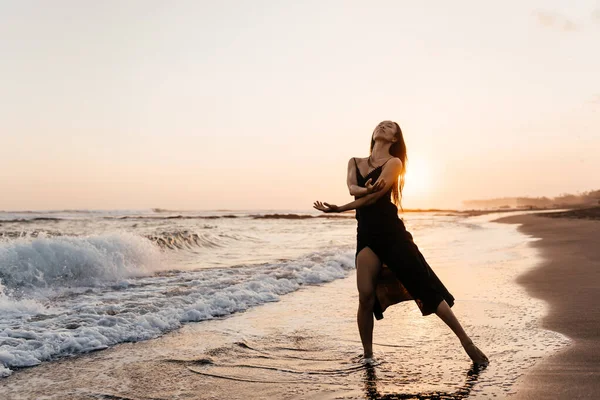 Liberté Femme chinoise se sentant libre de danser au coucher du soleil de plage. — Photo