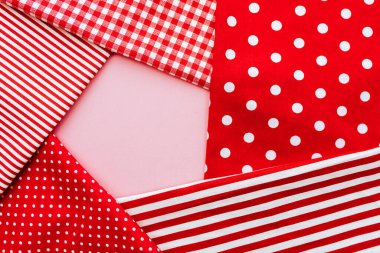 Kırmızı ve beyaz renklerde doğal bir kumaşın arkaplanı