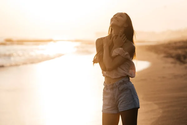 Lächeln Freiheit und Glück Chinesin am Strand. — Stockfoto