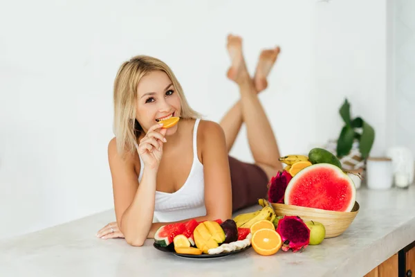 Woman smiling with a tropical fruits — Stock Photo, Image