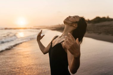 Gülümse özgürlük ve mutluluk Kumsaldaki Çinli kadın.