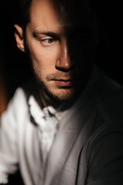 Kafede oturan yakışıklı adamın portresi.