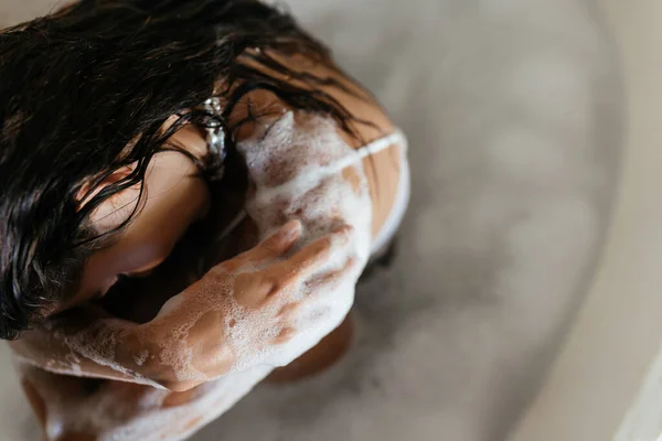 Relaxado jovem mulher deitado na banheira — Fotografia de Stock