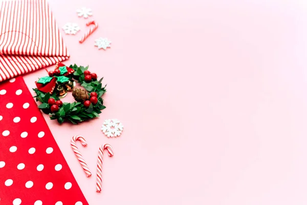 Різдвяна композиція. Різдвяні подарунки, гілки сосни, іграшки на рожевому фоні . — стокове фото