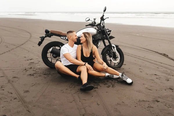 Νέοι αναβάτες ζευγάρι μαζί στην παραλία άμμο με μοτοσικλέτα — Φωτογραφία Αρχείου