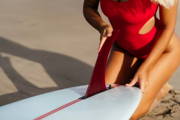 Surf kobieta z długimi blond włosami iść do oceanu. — Zdjęcie stockowe