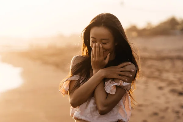 Sourire Liberté et bonheur femme chinoise sur la plage. — Photo