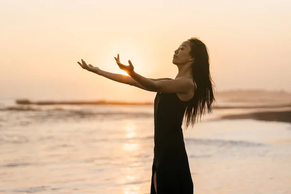 Sonrisa Libertad y felicidad mujer china en la playa. — Foto de Stock