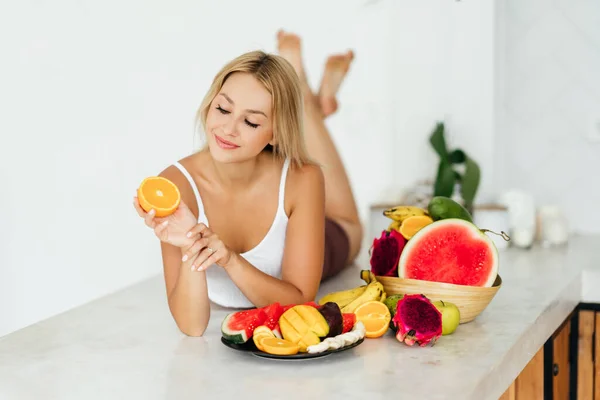 Woman smiling with a tropical fruits — Stock Photo, Image