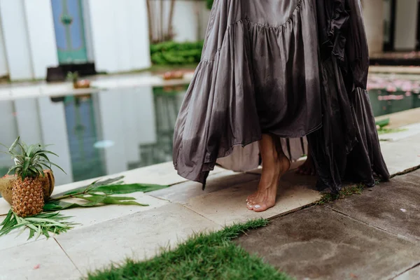 Női lábak trópusi villában — Stock Fotó