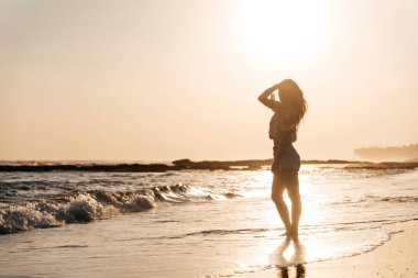 Gülümse özgürlük ve mutluluk Kumsaldaki Çinli kadın.