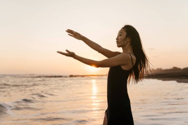 Gülümse özgürlük ve mutluluk Kumsaldaki Çinli kadın.