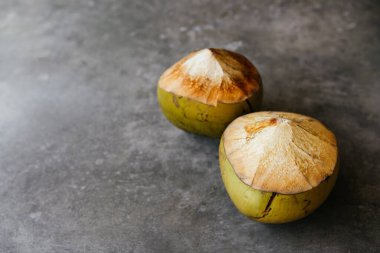 Genç hindistan cevizi, taş zeminde meyve suyu içmek için lezzetlidir.