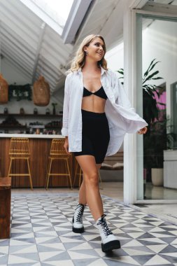 İndirimli saatlerde Bali Adası 'ndaki kafede bir kadın