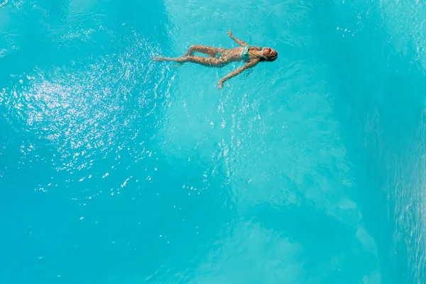 Belles femmes relaxantes au bord de la piscine de luxe. — Photo